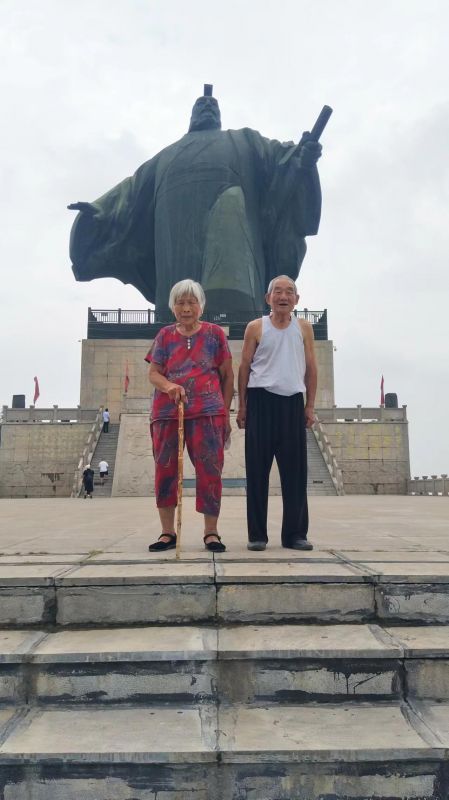 我的爷爷奶奶 —— 家有一老，如有一包；家有俩老，如获至宝！