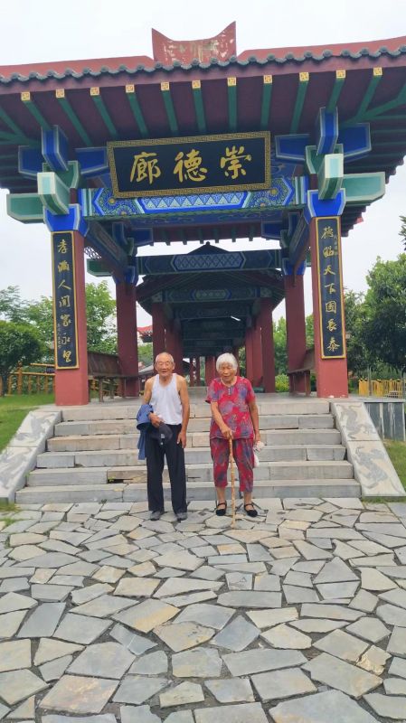 我的爷爷奶奶 —— 家有一老，如有一包；家有俩老，如获至宝！